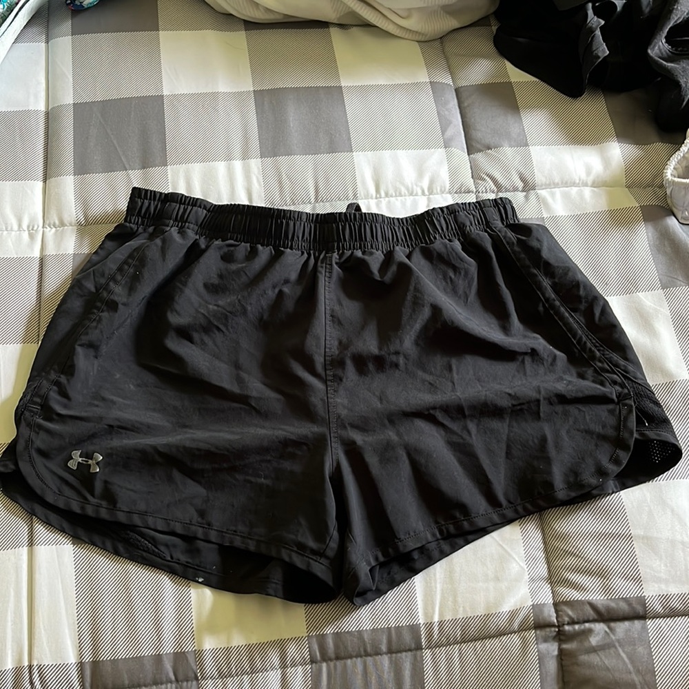 BLACK UNDER ARMOR SHORTS